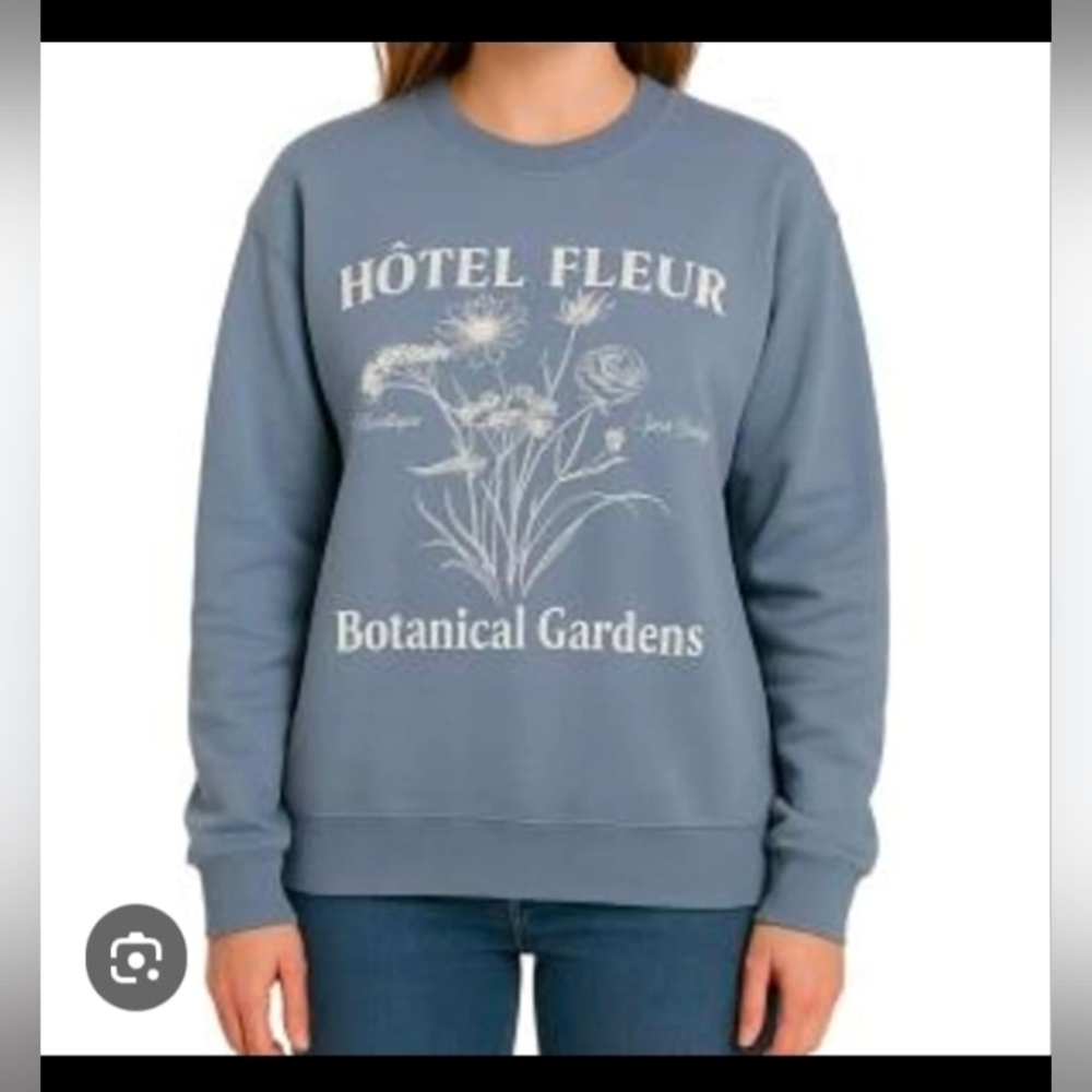 Universal Thread Women's Leisure Studio Oversized Graphic Sweatshirt Blue Letter